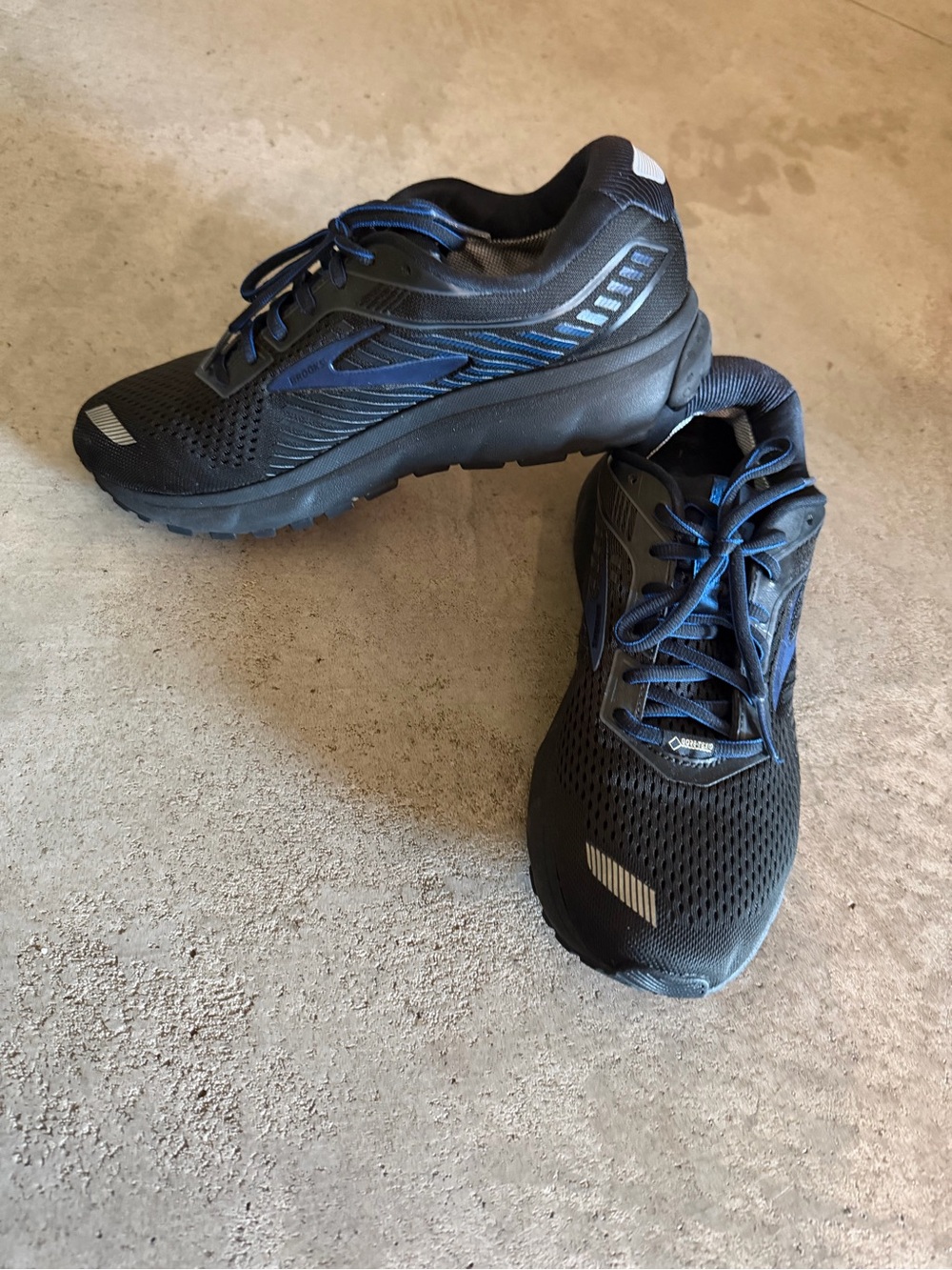 Brooks Men's Black and Blue Athletic Running Shoes